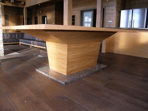 Kuchyňa  - jedálenský dubový stôl pre 8 osôb, dubová dyha a žulová podstava
